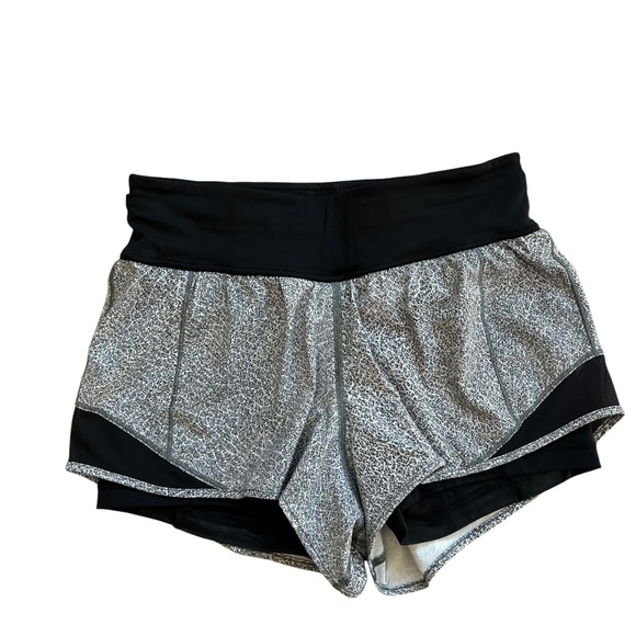 Lululemon Short Hotty Hot Women Size 4 Fractal Alpine White Black Running W7AIMS - Picture 1 of 10